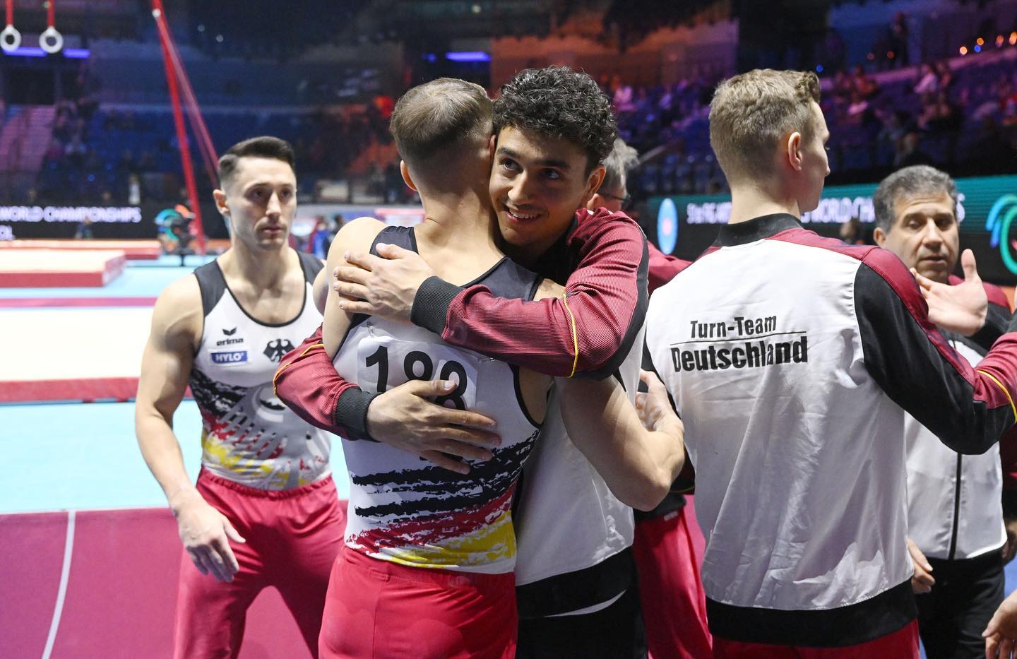 Milan Hosseini umarmt einen Teamkollegen bei der Weltmeisterschaft in Liverpool.