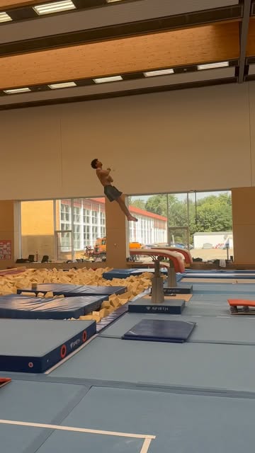 Milan Hosseini während einer akrobatischen Trainingssequenz.